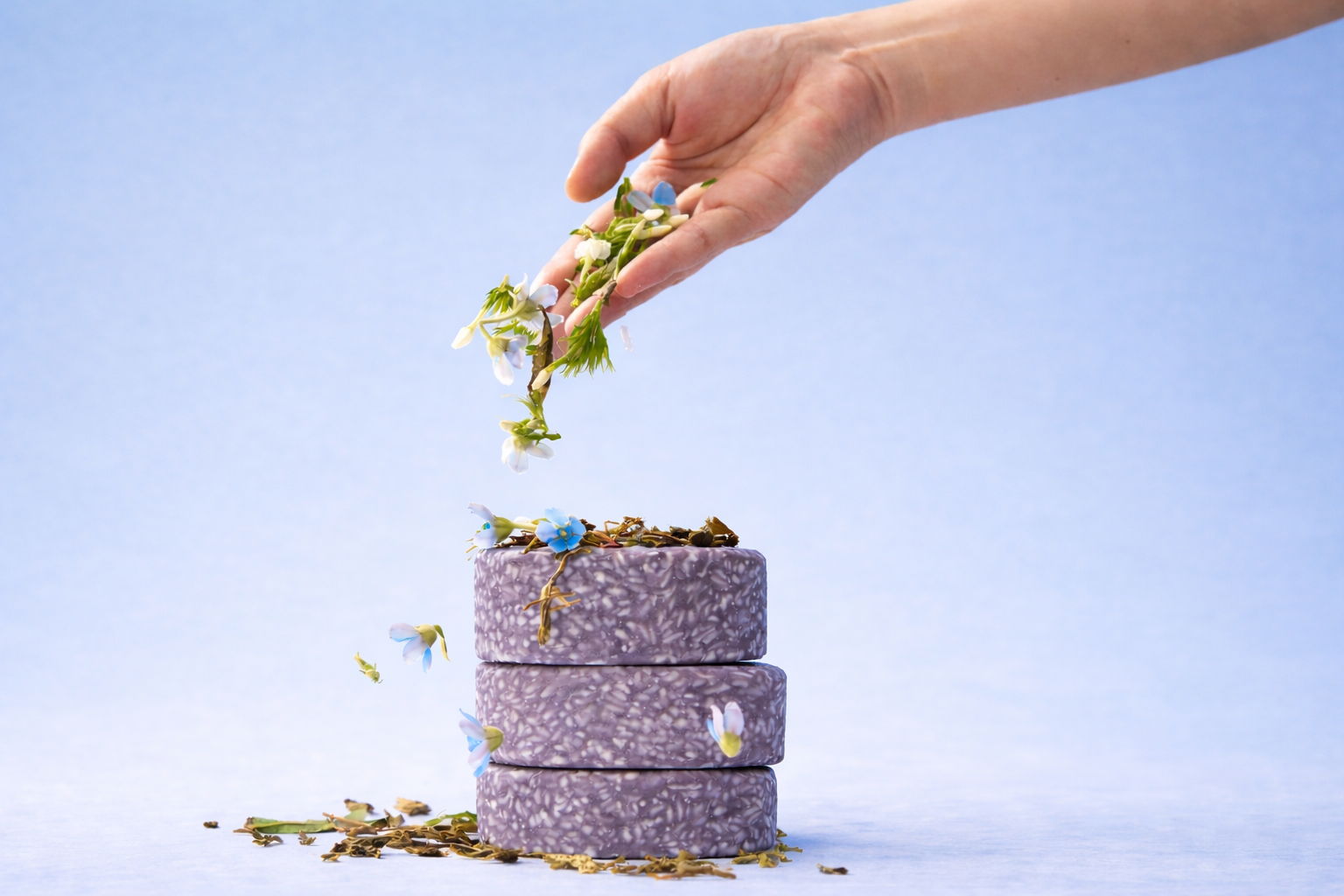 Barra de shampoo URANG con ingredientes botánicos y flores